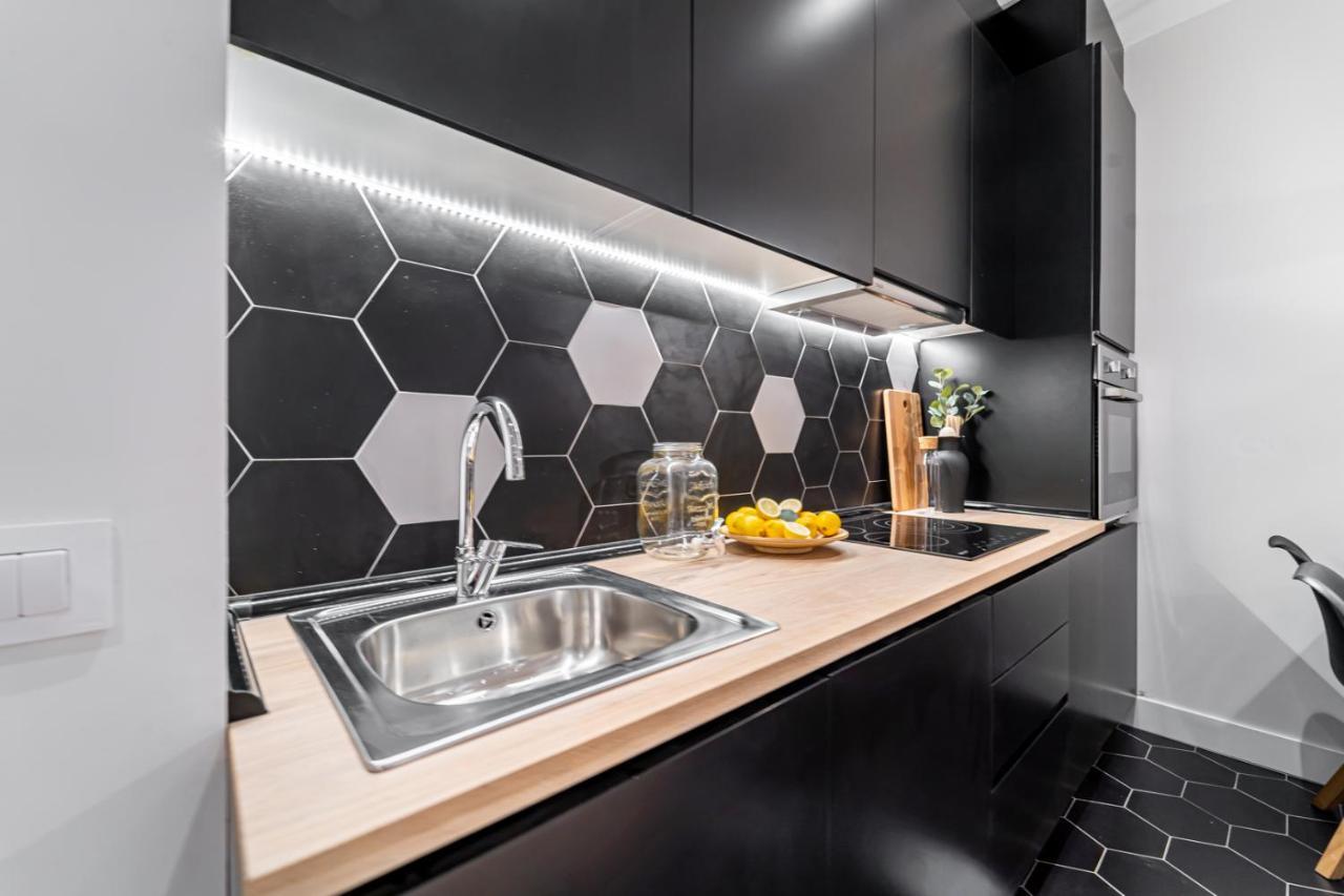 Edsam Madrid Apartments Black Exterior photo